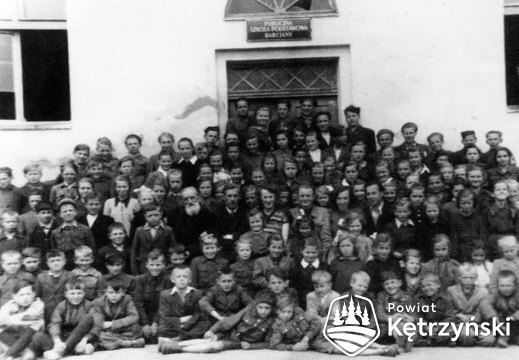 Barciany, uczniowie i nauczyciele na zakończenie roku szkolnego 1952/1953 