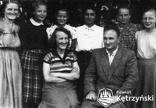 Barciany, uczennice klasy siódmej - rok szkolny 1952/1953
