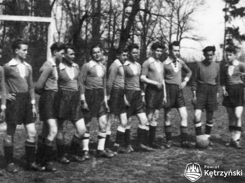 Barciany, drużyna piłki nożnej przed meczem - 1956r.