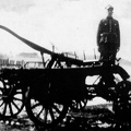 Barciany, ręczna pompa strażacka tzw. sikawka zamontowana na konnym wozie. Na zdjęciu komendant straży Wiktor Łukasik