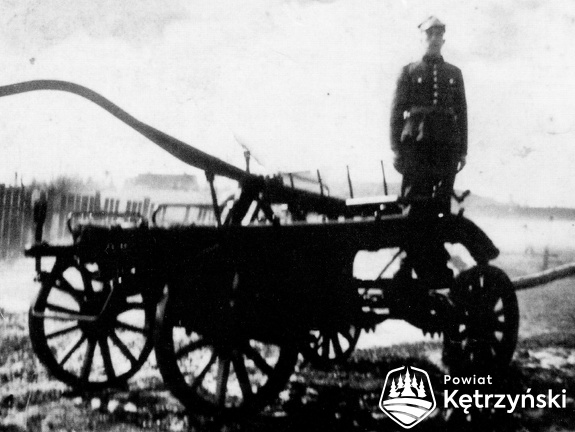 Barciany, ręczna pompa strażacka tzw. sikawka zamontowana na konnym wozie. Na zdjęciu komendant straży Wiktor Łukasik