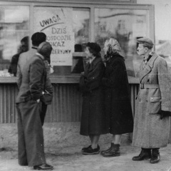 Srokowo, pracownicy Gminnej Spółdzielni (GS) podczas czytania afiszu - 1953r.
