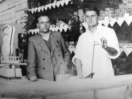 Srokowo, od lewej Feliks Majewski (kierownik gospody) z instruktorem PZGS - 1956r.
