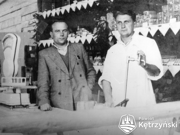 Srokowo, od lewej Feliks Majewski (kierownik gospody) z instruktorem PZGS - 1956r.