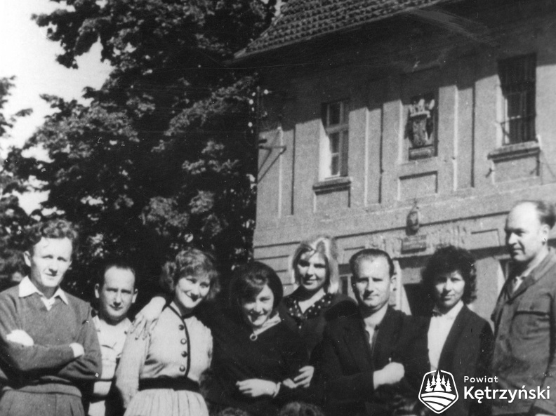 Srokowo, pracownicy administracyjni biura Gminnej Spółdzielni przed ratuszem - 1957r.