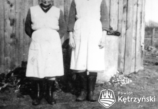 Srokowo, pracownice wytwórni wód gazowanych; od lewej Stefania Józefowicz i Helena Małanowska - 1960r.