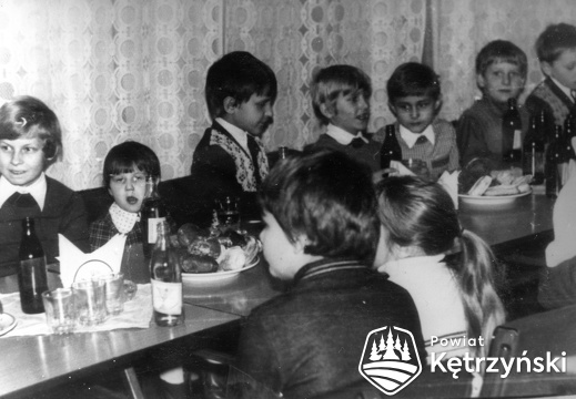Srokowo, noworoczna choinka zorganizowana dzieciom pracowników Gminnej Spółdzielni - 1980r.