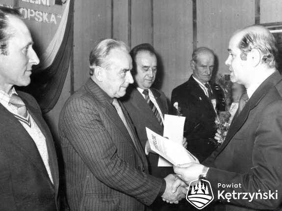 Srokowo,  Bronisław Zyśko wręcza dyplomy uznania zasłużonym pracownikom Gminnej Spółdzielni - 1983r.