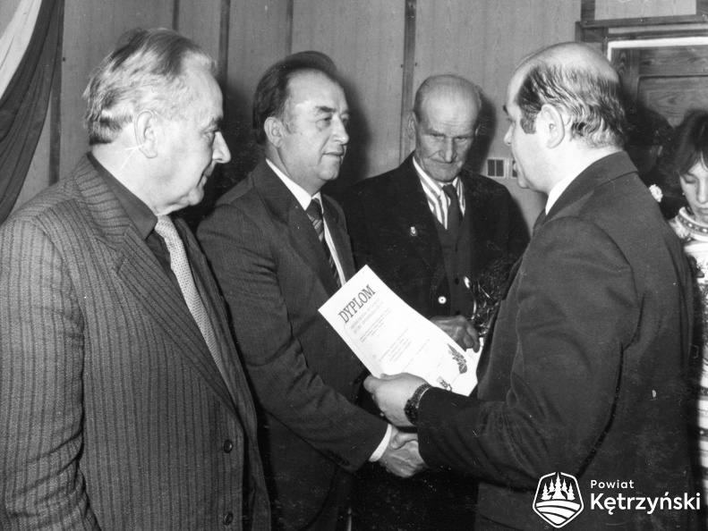 Srokowo,  Bronisław Zyśko wręcza dyplomy uznania zasłużonym pracownikom Gminnej Spółdzielni - 1983r.