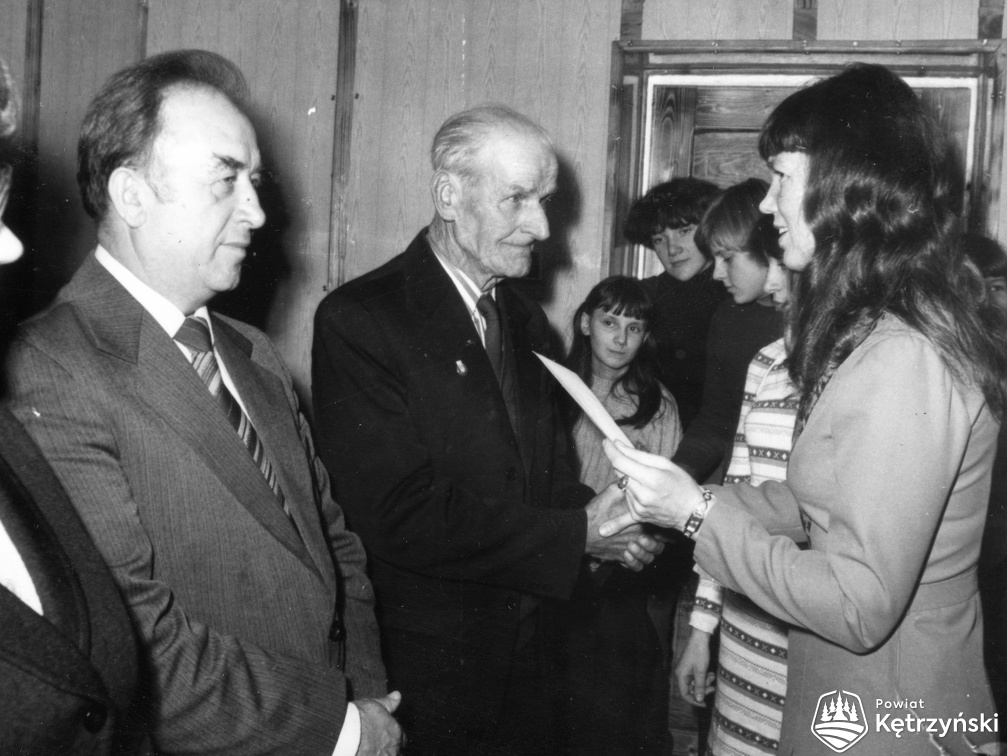 Srokowo, Janina Milewicz, Prezes Zarządu GS wręcza okolicznościowe dyplomy zasłużonym pracownikom - 1983r.