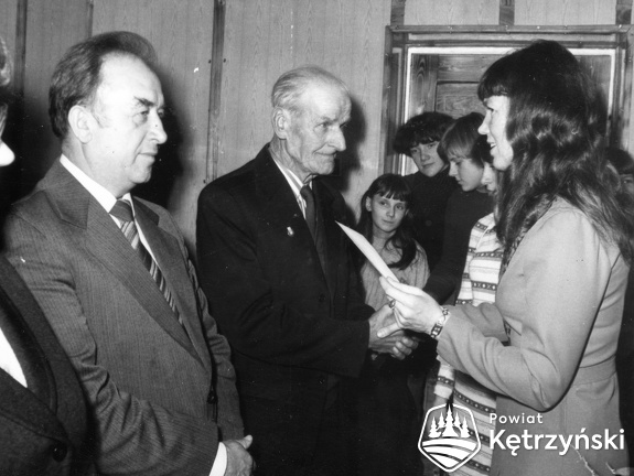 Srokowo, Janina Milewicz, Prezes Zarządu GS wręcza okolicznościowe dyplomy zasłużonym pracownikom - 1983r.