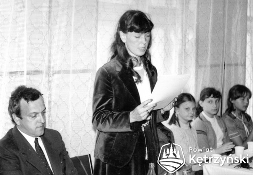 Srokowo, Janina Milewicz, prezes Zarządu Gminnej Spółdzielni odczytuje sprawozdania Zarządu - 1984r.