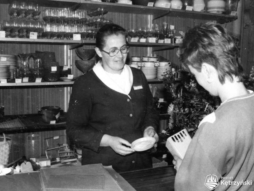 Srokowo, wnętrze sklepu nr 16, kierowniczka Alina Lewandowska - 1984r.