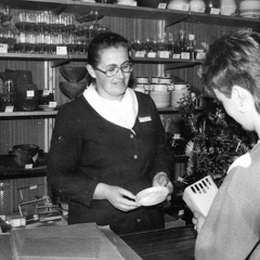 Srokowo, wnętrze sklepu nr 16, kierowniczka Alina Lewandowska - 1984r.