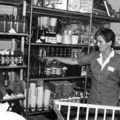 Srokowo, wnętrze sklepu nr 6, kierowniczka Elżbieta Macioch - 1984r.