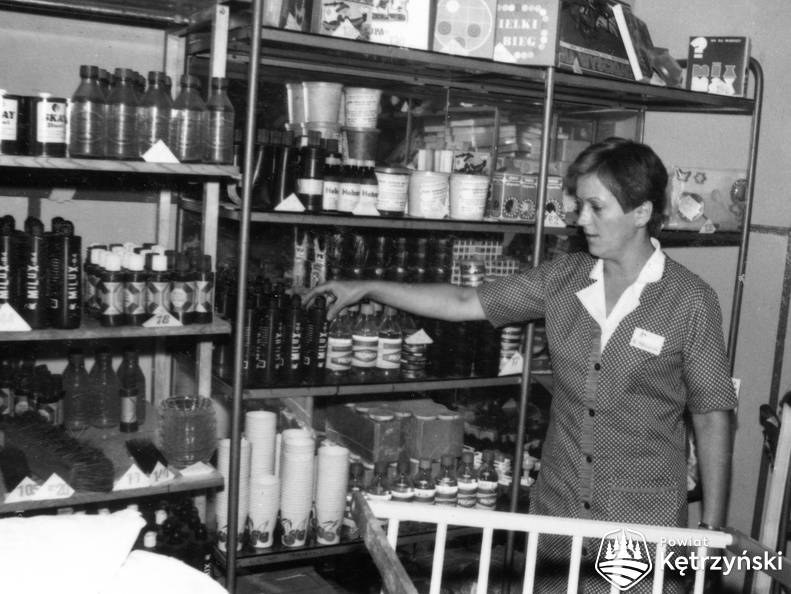 Srokowo, wnętrze sklepu nr 6, kierowniczka Elżbieta Macioch - 1984r.