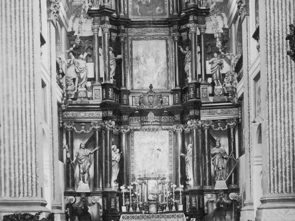 Święta Lipka, wnętrze kościoła bez kompletu ławek - 1950r.