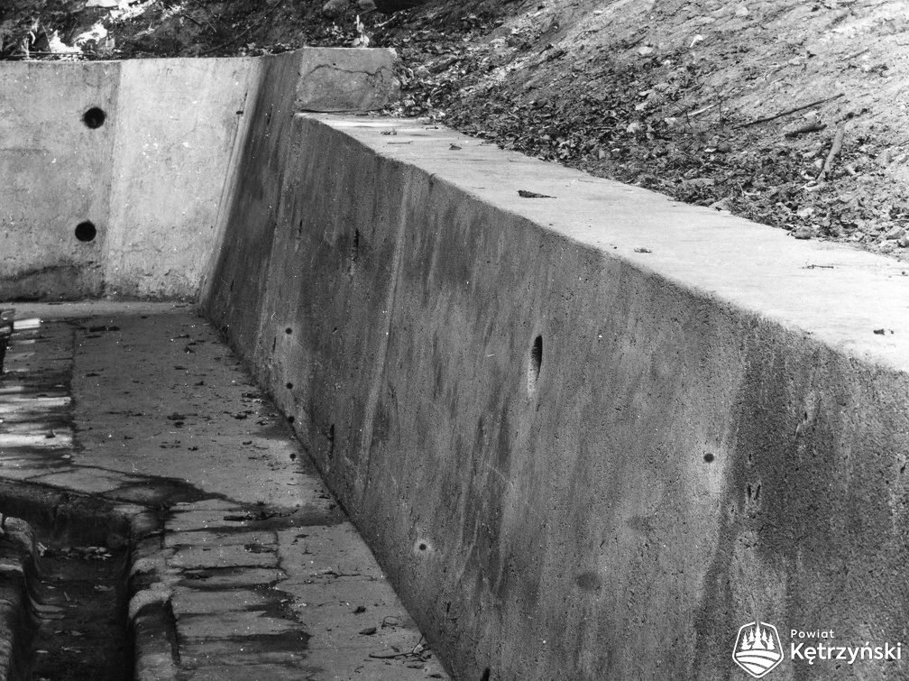 Święta Lipka, mur oporowy za krużgankiem – 1971r.