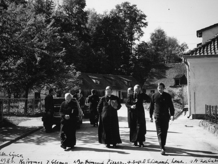 Święta Lipka, kardynał Józef Glemp (drugi od lewej) podczas wypoczynku – 1988r.