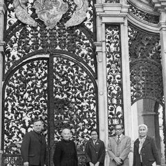 Święta Lipka, ks. Antoni Ząbek z delegacją zagraniczną przed bramą – 1986r.