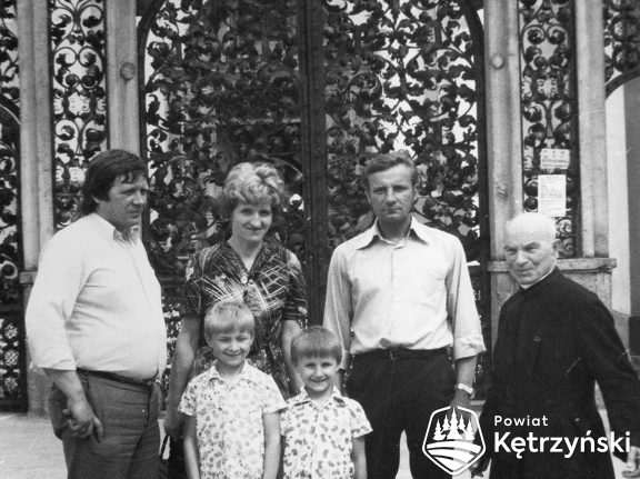 Święta Lipka, ks. Antoni Ząbek z grupą turystów przed bramą – 1986r.