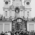 Święta Lipka, ks. Antoni Ząbek z grupą turystów przed bramą – 1986r.