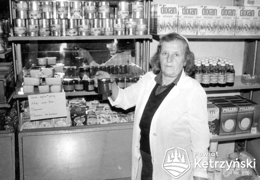 Leśniewo, wnętrze sklepu PSP (Punkt Sprzedaży Pomocniczej), kierowniczka Janina Jandzyk - 1984r.