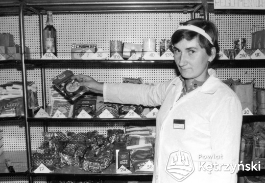 Wilczyny, wnętrze sklepu PSP (Punkt Sprzedaży Pomocniczej), kierowniczka Olga Baran - 1984r.
