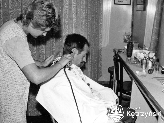 Srokowo, kierownik zakładu fryzjerskiego Irena Gąbka przy pracy - 1984r.