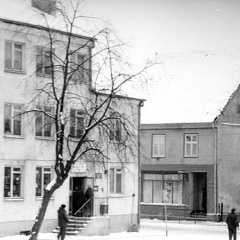Srokowo, sklep elektrotechniczny (po lewej), w głębi budynek z restauracją „Bajka” - 1984r.