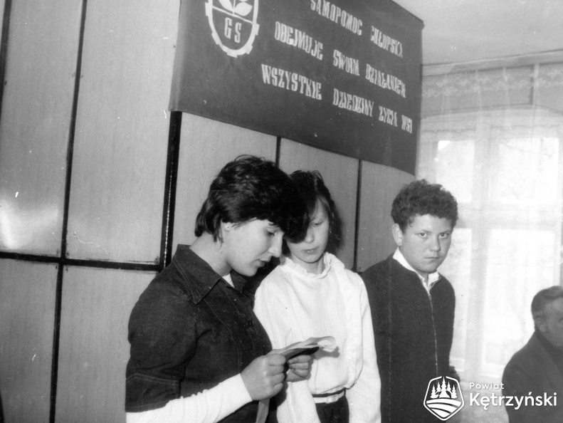 Srokowo, delegacja młodych spółdzielców ze Spółdzielni Uczniowskiej „Razem” ze Zbiorczej Szkoły Gminnej - 1985r.