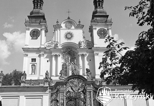 Święta Lipka, fasada kościoła i brama wejściowa - 1968r.