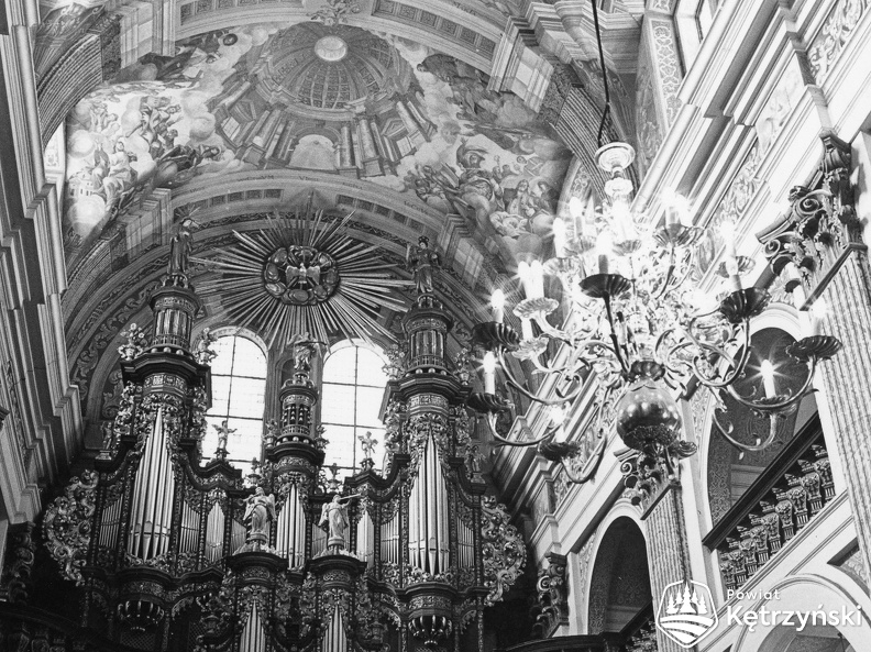 Święta Lipka, polichromowane stropy we wnętrzu kościoła z widokiem na prospekt organowy – 1968r.