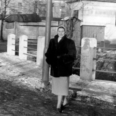 Irena Kamińska (1933-1996) na moście przy cukrowni – 25.10.1956r.