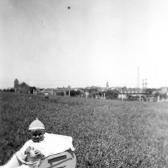 Edward Kamiński w wózeczku na tle panoramy miasta – 1958r.