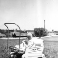 Edward Kamiński w wózeczku na tle cukrowni – 1958r.