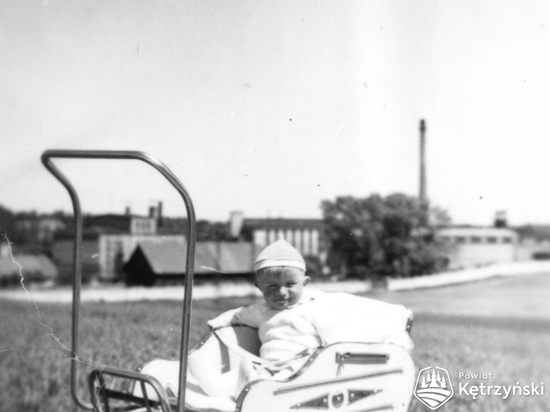 Edward Kamiński w wózeczku na tle cukrowni – 1958r.