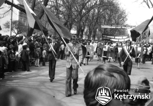 Uczniowie Zasadniczej Szkoły Zawodowej podczas pochodu 1-majowego – 1.05.1976r.
