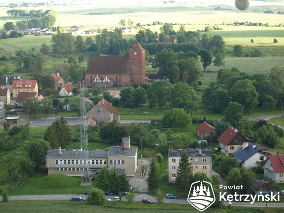 Barciany, lotnicze ujęcie zachodniej części miejscowości z kościołem - 26.06.2011r.