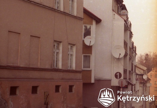 Nowo oddany do użytku budynek mieszkalno - usługowy przy ul. Kajki 1 - 1998r.
