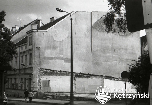 Rozebrane pawilony handlowe przy pl. Piłsudskiego, teren przygotowany na rozbudowę "Sanepidu" - maj 1993r.