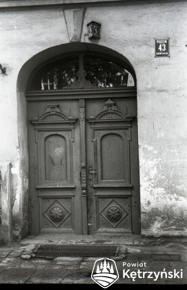 1994-drzwi do budynku ul. Sikorskiego 43.jpg