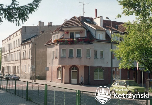 Nowy obiekt mieszkalno - usługowy przy ul. Szkolnej, w głębi zabudowa ul. Kopernika - 1996r.
