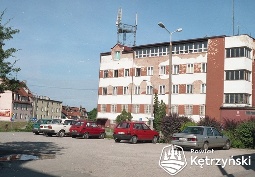 Budynek policji przy ul. Wojska Polskiego, w głębi zabudowa ul. Sikorskiego