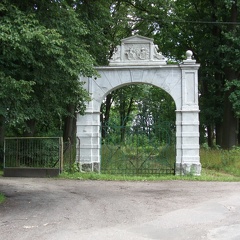Wopławki, brama wjazdowa na teren zespołu parkowo - pałacowego -2007r.