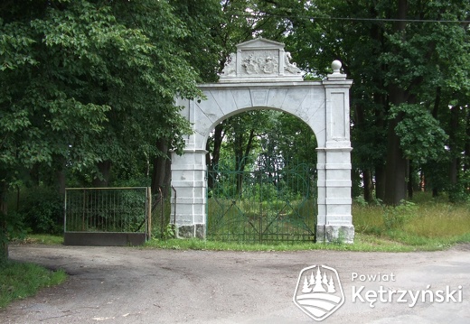 Wopławki, brama wjazdowa na teren zespołu parkowo - pałacowego -2007r.
