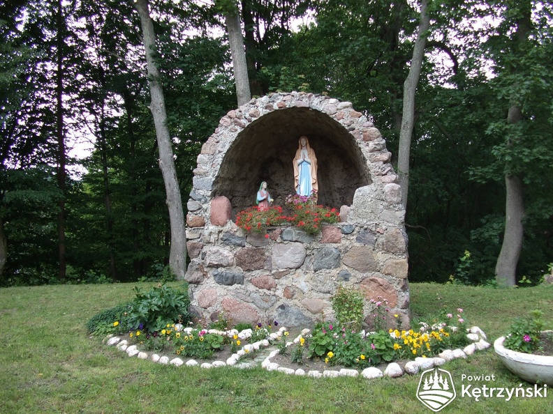 Czerniki, ołtarzyk Matki Bożej przy kościele - 2007r.