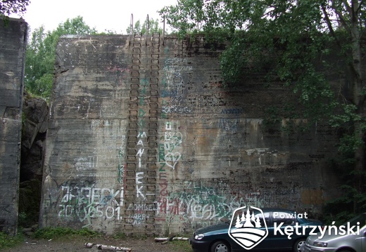 Gierłoż, jeden z zachowanych bunkrów (najdłuższy) na terenie Wilczego Szańca - 2007r.
