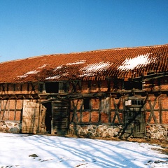 Mażany, zabytkowy budynek gospodarczy - 2006r.