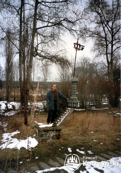 Obelisk z chorągwią, II 1997r..jpg